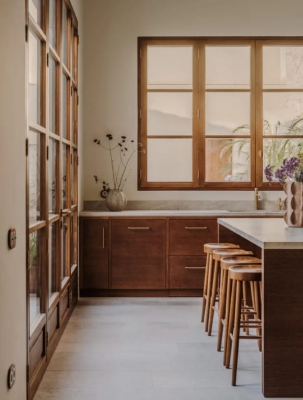 cocina con mesón y sillas